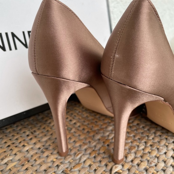 Satin blush pearl detail pumps - Picture 4 of 4
